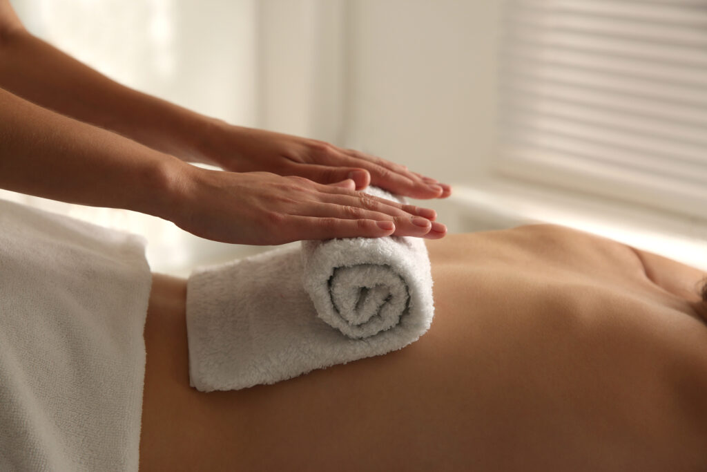 Wärmetherapie die am Rücken ausgeführt wird